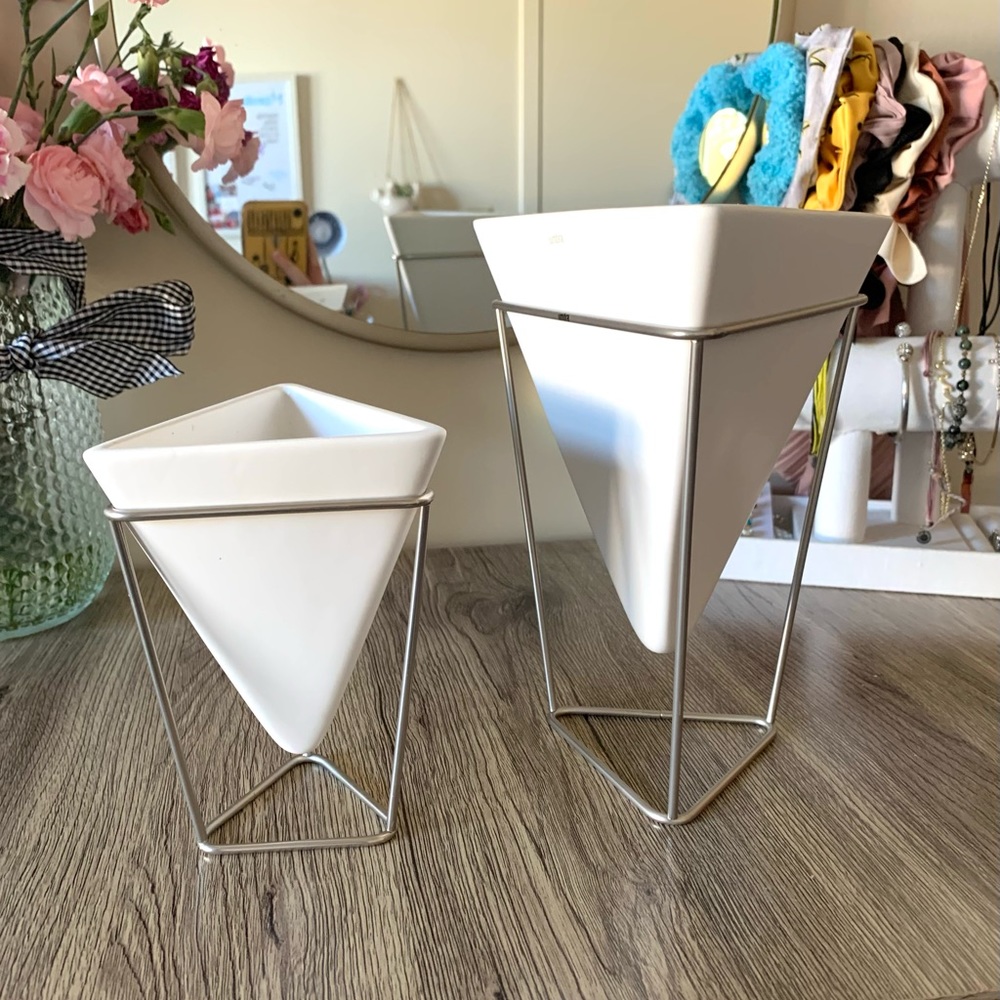 Umbra White Planters